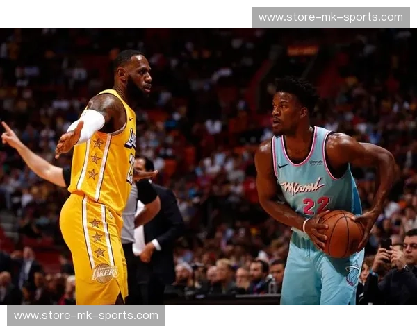 巅峰对决！湖人今天比赛全场回放vs热火：勒布朗与巴特勒的铁血缠斗，窒息攻防全记录